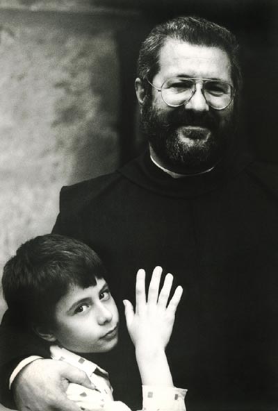 Un prete ed un bambino durante un matrimonio. Foto Rino Giardiello ©